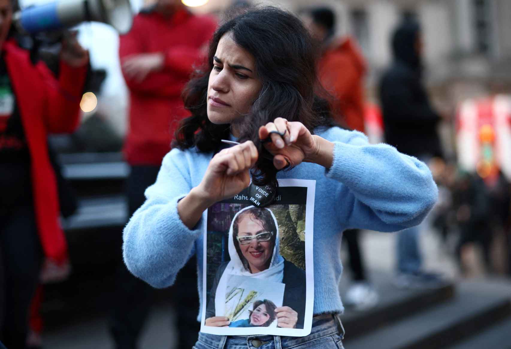 Una joven se corta el pelo en solidaridad con la lucha de las mujeres iraníes por sus derechos.
